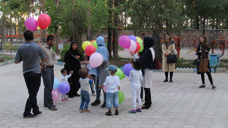 اجرای موسیقی گروه صهبا با حضور کودکان مبتلا به سرطان در پارک ۸ شهریور سمنان