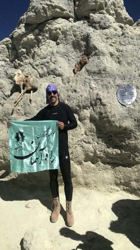 اهتزاز پرچم راه آسمان بر فراز قله دماوند توسط حامی ورزشی موسسه آقای عرب