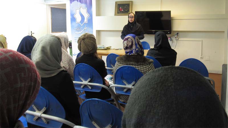 جلسه آموزش و پیشگیری از سرطان پستان در خوابگاه فرزانگان دانشگاه سمنان 20 آبان