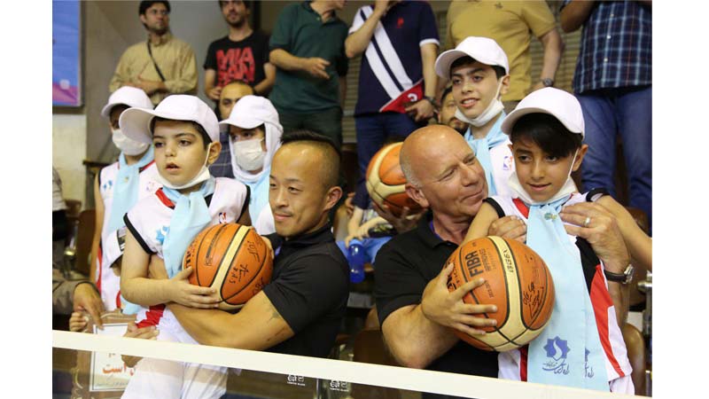 ابراز محبت "فردریک کالور، توری لی" دو نماینده FIBA به کودکان راه آسمان؛مهمانان ویژه این مراسم