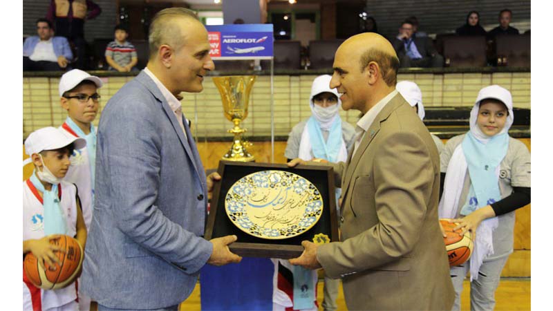 اهداء یادگاری بنیاد راه آسمان به طباطبایی رئیس فدراسیون بسکتبال ایران در مراسم کاپ جام جهانی FIBA