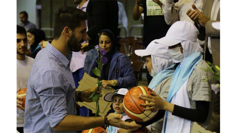 مهربانی اعضای تیم ملی بسکتبال ایران با کودکان راه آسمان؛ میهمانان ویژه مراسم کاپ جام جهانی 