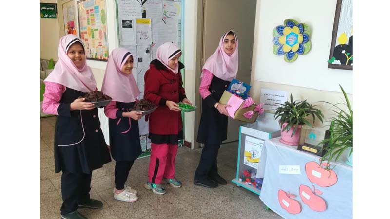 شرکت دانش آموزان دبستان شاهد در پویش جمع آوری درب پلاستیکی جهت خرید دستگاه ماموگرافی