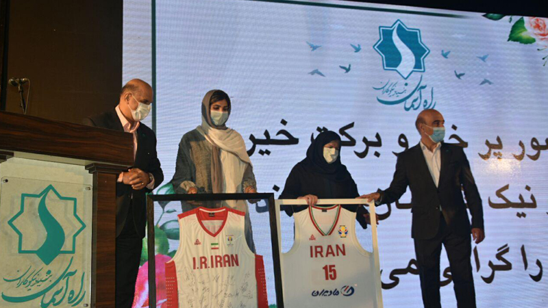 اهدا توپ و پیراهن های امضاء شده توسط تیم ملی بسکتبال کشور به بنیاد