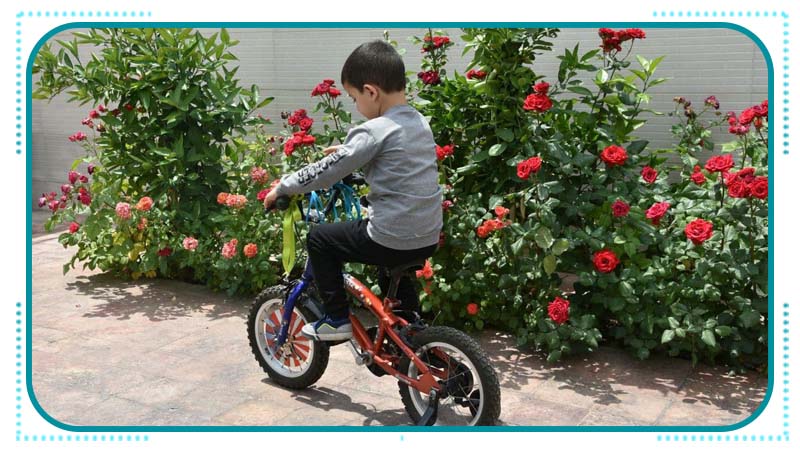اهدا یک عدد دوچرخه بهمراه وجه نقد به کودک عزیز مبتلا به سرطان توسط همیار مهربان راه آسمان